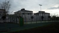Ansicht des Gebäudekomplexes mit Tennisplatz