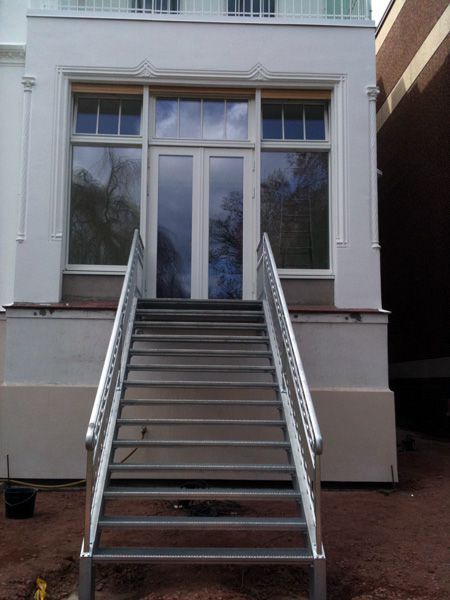 Stahltreppe mit historischem Geländer