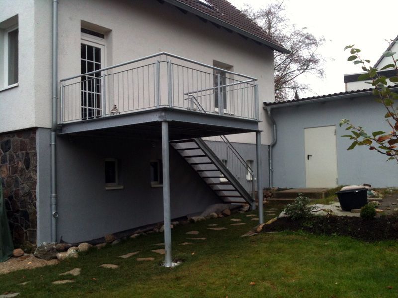 Stahlterrasse mit Treppe und Bangkiraistufen