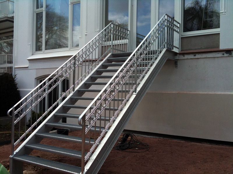 Stahltreppe mit historischem Geländer – weitere Ansicht