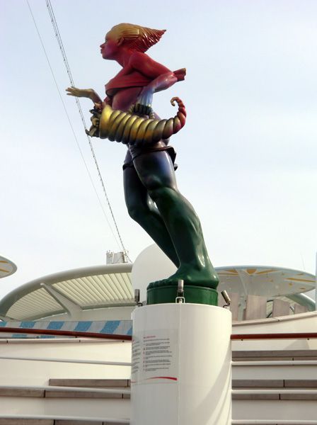 Skulptur Fortuna auf der AIDAmar