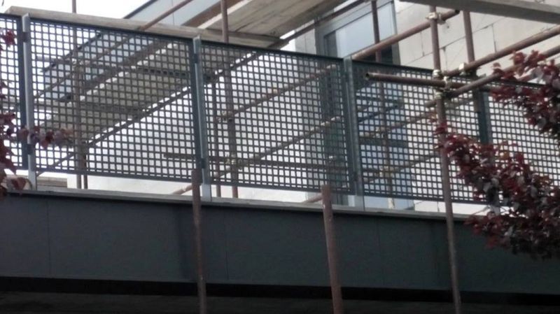 Montage der handgeflochtenen Geländer – weitere Ansicht
