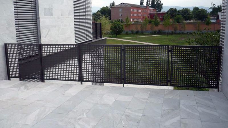 Handgeflochtenes Geländer aus Aluminium