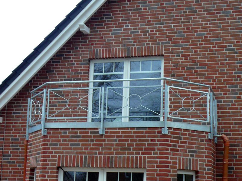 Balkongeländer Stahl feuerverzinkt, Füllungen aus Lexan klar