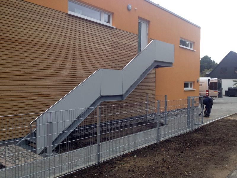 Fluchtwegtreppe mit HC-Plan-Verkleidung