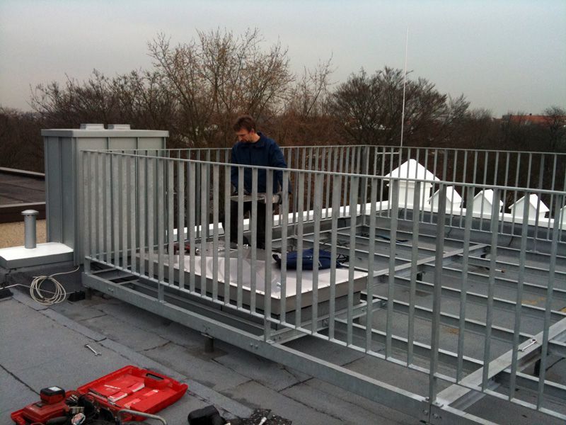 Dachterrasse aus Stahl mit Bangkirai-Fußboden