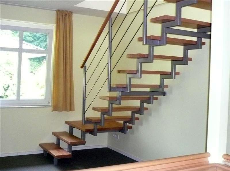 Treppe mit Podest und Schiffsgeländer