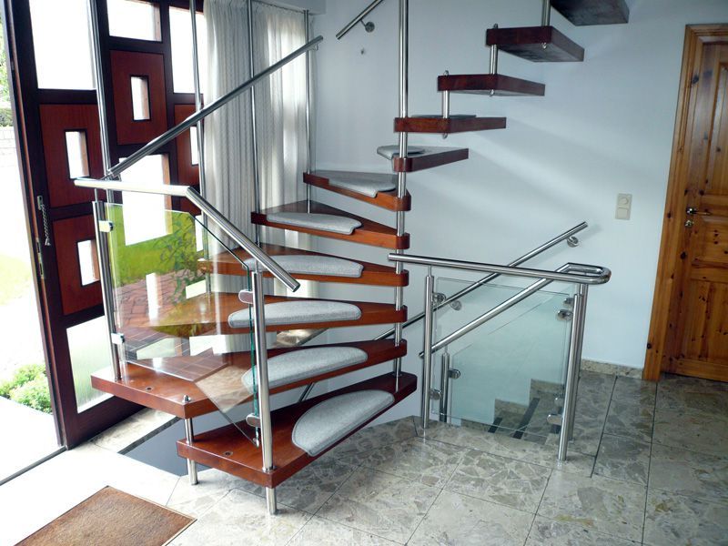 Wendeltreppe mit Edelstahl-/Glasgeländer