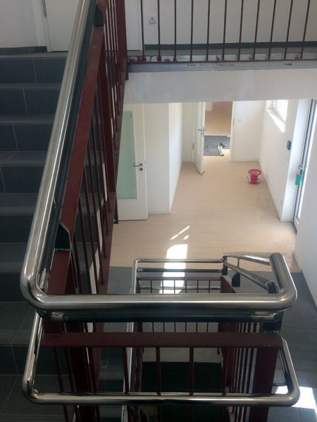 Stahlgeländer mit Edelstahlhandläufen – Detailansicht