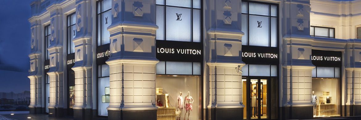 Beleuchtete Fassade der Louis-Vuitton-Boutique in Jekaterinburg bei Nacht – Fassadenarbeiten von PS MetallBAU