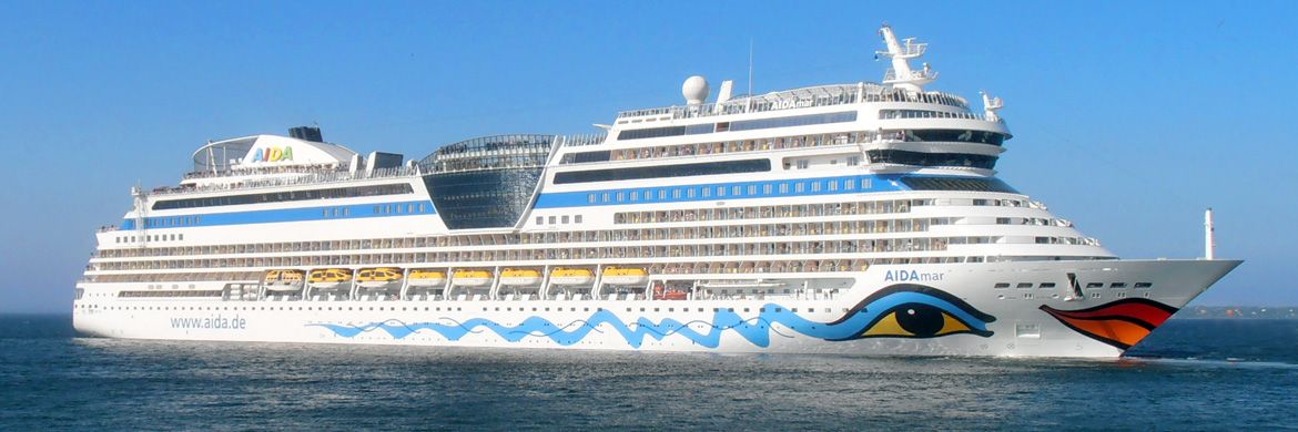 Kreuzfahrtschiff AIDAmar verlässt den Hafen von Tallinn, 27. Mai 2013